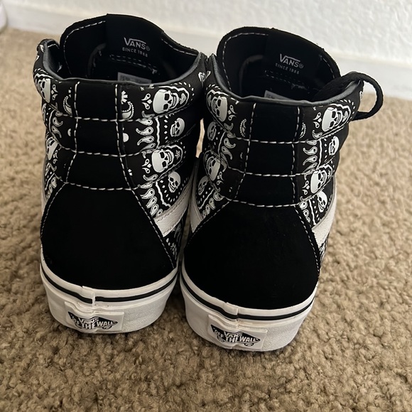 Vans size 6.5 in mens  black & white skull head - Picture 2 of 4